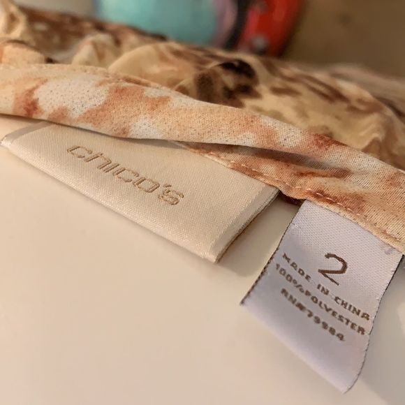 Chico’s 🦒 Print, Button Sleeve, Floaty Summertime Blouse. - Picture 7 of 11